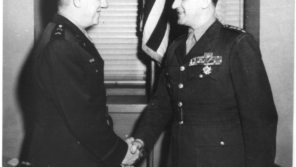 Karel Lukas při předávání řádu Čestné legie v americkém Pentagonu