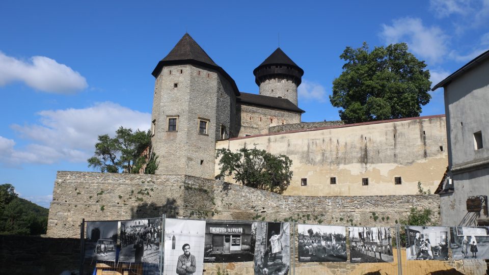 Fotografie Jindřicha Štreita ze Sovinecka na plotu pod hradem