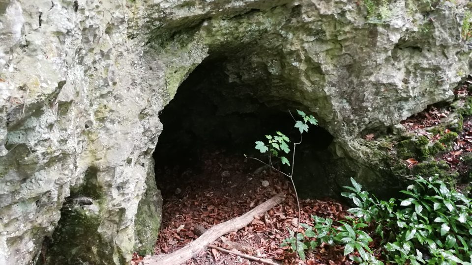 Buriánova jeskyně na Rudce nese jméno podle řídícího učitele z Ponikve