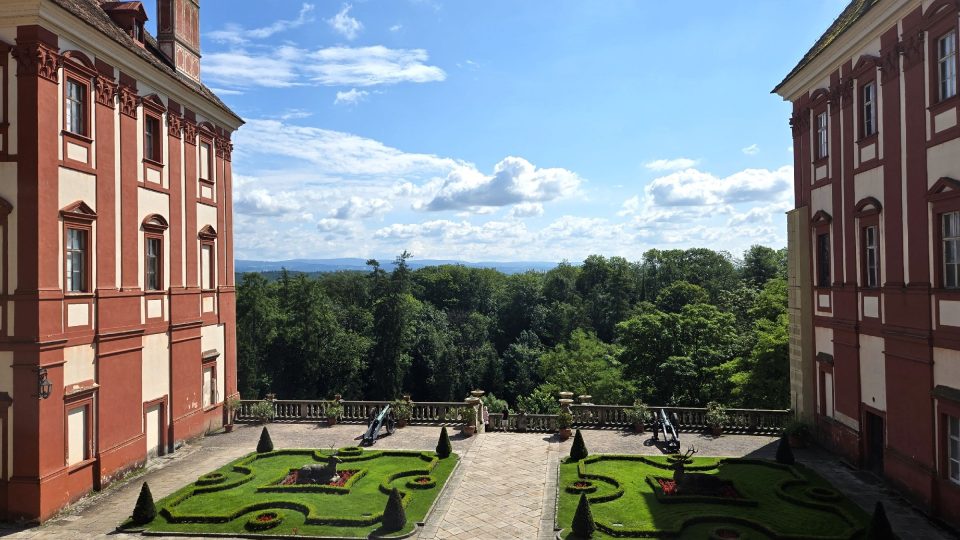 Podle cihlového nátěru se zámku přezdívalo Červený Opočen | foto: Vladislava Wildová, Český rozhlas Podle cihlového nátěru se zámku přezdívalo Červený Opočen