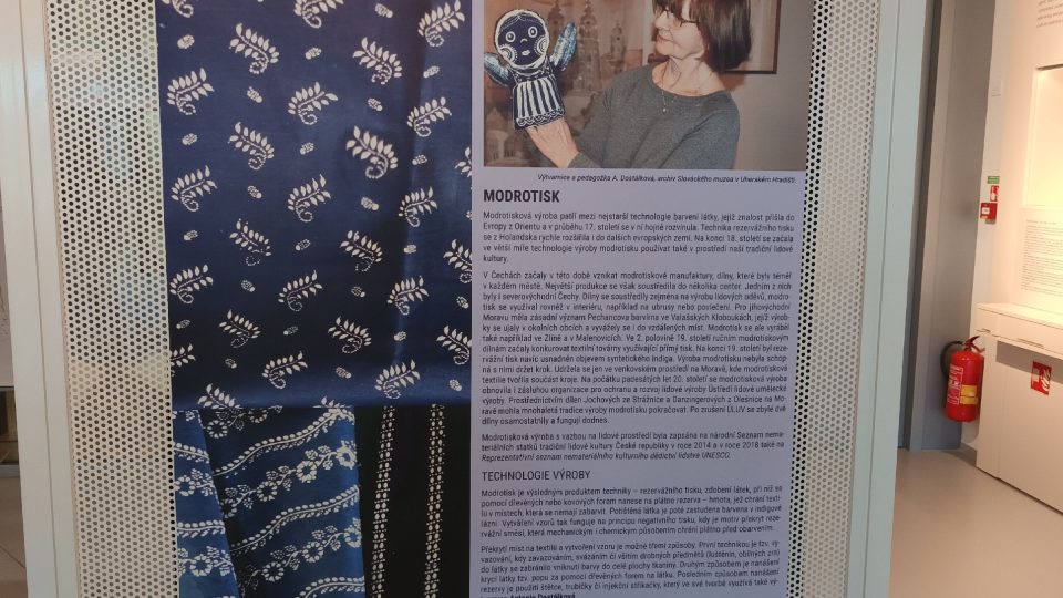 Autorkou exponátů vytvořených metodou modrotisku je výtvarnice Antonie Dostálková