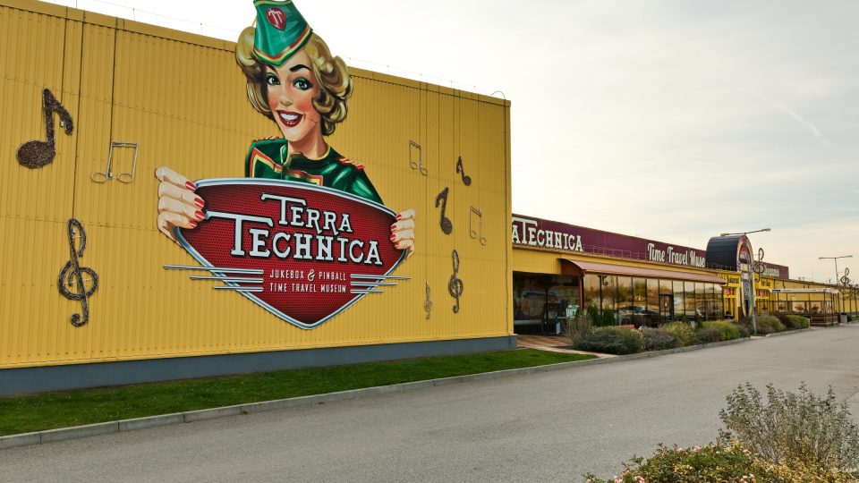 Muzeum Terra Technica v Hatích na Znojemsku. Na ploše přes 8 500 metrů čtverečních je vystavena jedna z největších sbírek jukeboxů, pinballů a videoher | foto: Zdeněk Truhlář, Český rozhlas Muzeum Terra Technica v Hatích na Znojemsku. Na ploše přes 8 500 metrů čtverečních je vystavena jedna z největších sbírek jukeboxů, pinballů a videoher