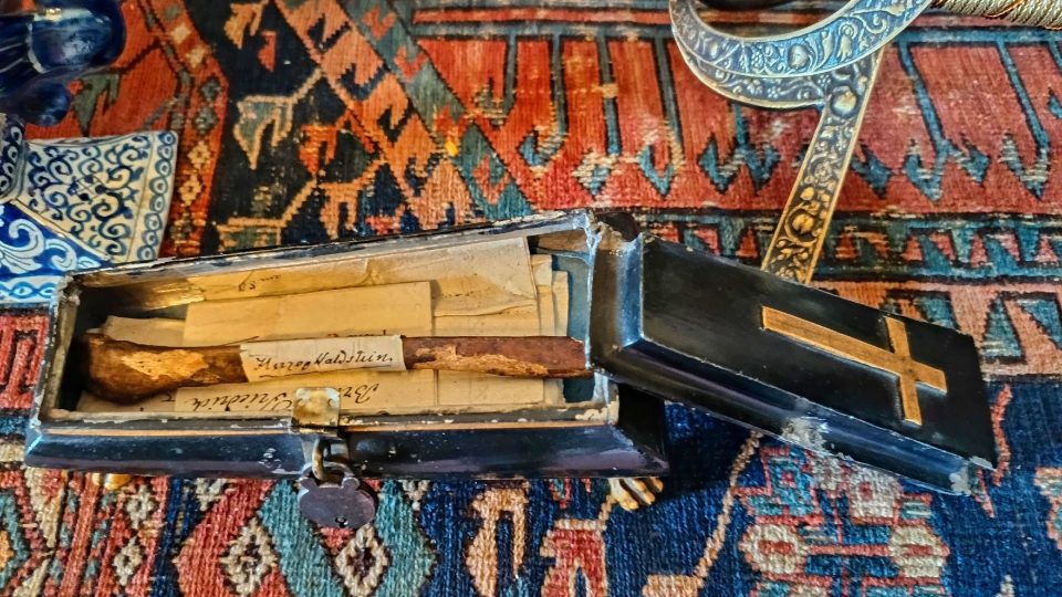 Při prohlídce uvidíte i ostatek Albrechta z Valdštejna | foto: Jaroslav Hoření, Český rozhlas Při prohlídce uvidíte i ostatek Albrechta z Valdštejna