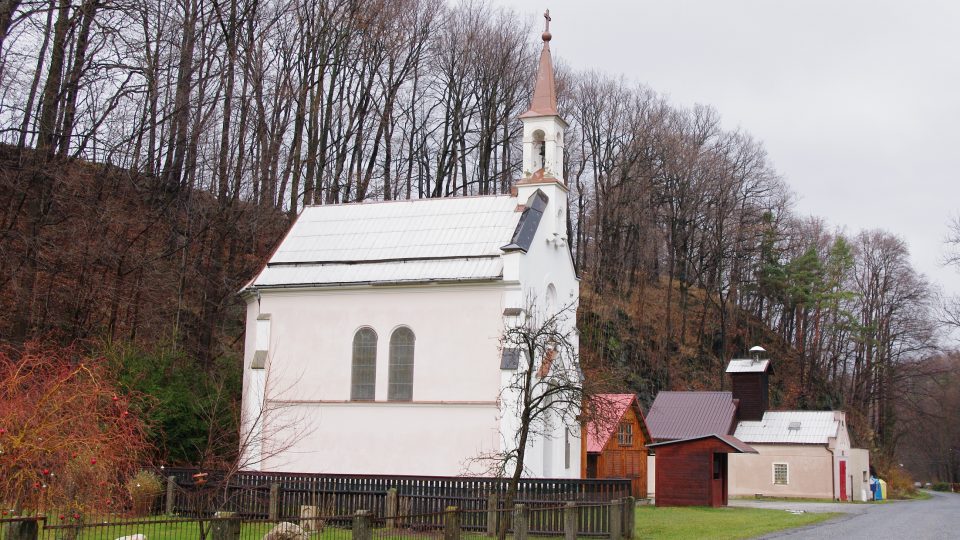 Novogotická kaple na konci 19. století nahradila původní dřevěnou.JPG