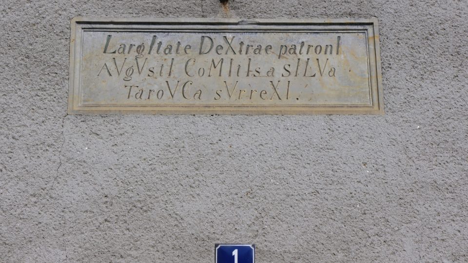 Pamětní nápis věnovaný Sylva Tarouccům na budově fary