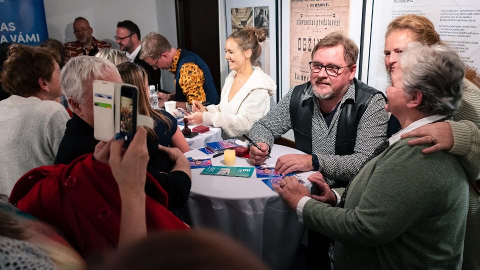 Na závěr probíhá už tradiční autogramiáda a focení s fanoušky