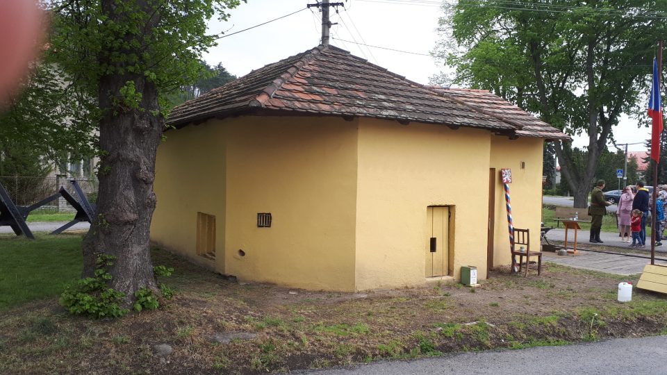 Pokud bunkr pečlivě obejdete, najdete střílny..jpg