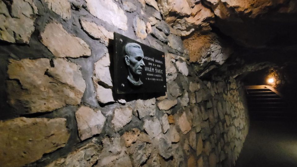 Ve vstupní chodbě má pamětní desku objevitel jeskyní lesník Vilém Švec