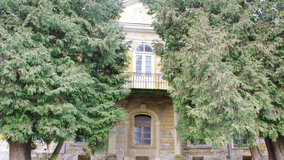 Pod balkonem býval někdejší vstup do zámku zazděný za hraběte Filipa Saint Genois