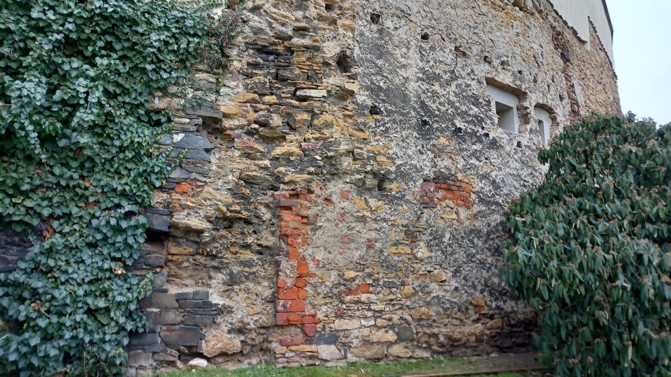 Část středověké hradby tvoří stěnu pozdějšího domu