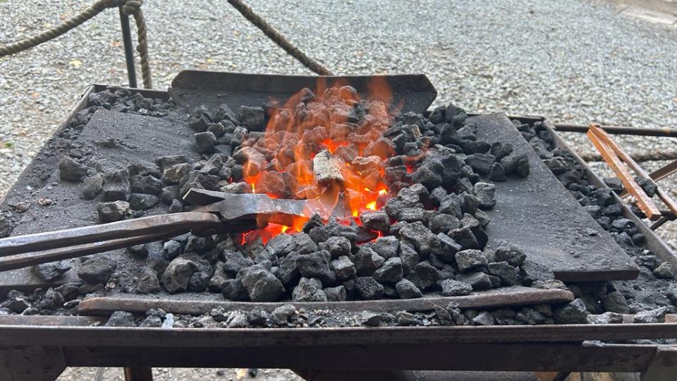 Rozpálená výheň pro práci kovářů