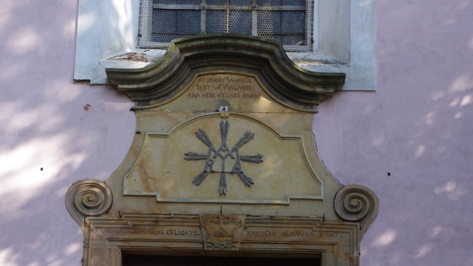 Nápisy na vstupním portále jsou psané v češtině i v latině