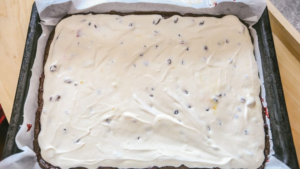 Třetí vrstvu tvoří tvarohový krém s rozinkami namočenými v rumu | foto: Jana Volková Třetí vrstvu tvoří tvarohový krém s rozinkami namočenými v rumu