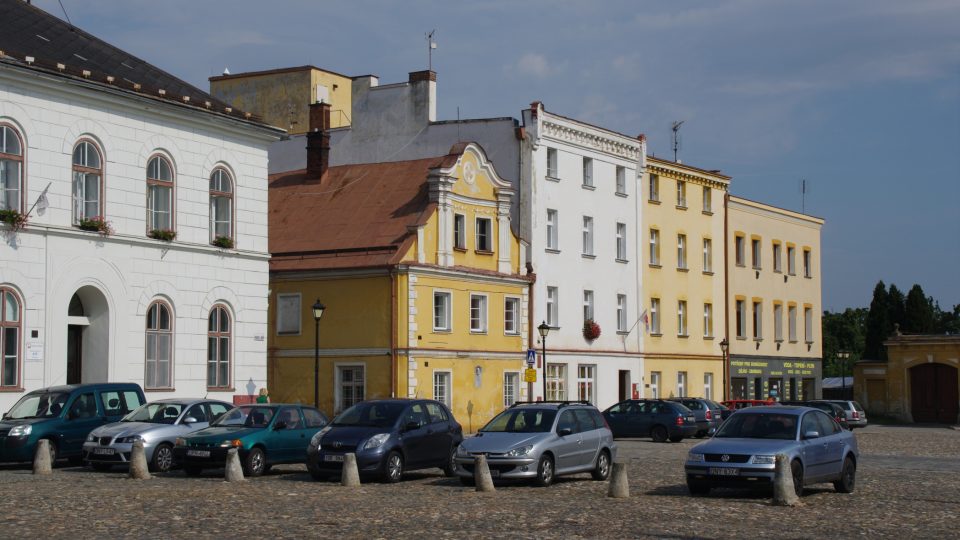 Severozápadní část náměstí s dochovanými měšťanskými domy