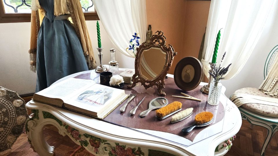 Toaletní stolek v dívčím pokoji | foto: Vladislava Wildová, Český rozhlas Toaletní stolek v dívčím pokoji