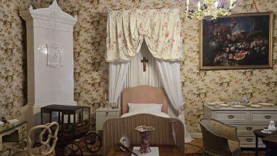 Dívčí pokoj s vzácnými tapetami, které se podařilo obnovit | foto: Vladislava Wildová, Český rozhlas Dívčí pokoj s vzácnými tapetami, které se podařilo obnovit