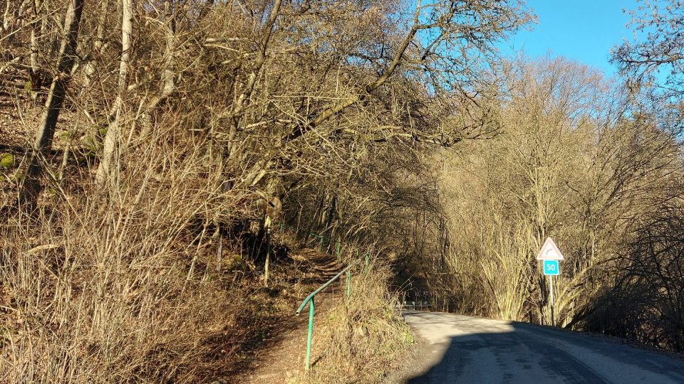 Odbočka ze silnice směrem na Loděnici na samém konci obce Svatý Jan pod Skalou. Za dalších 200 metrů čeká rozsáhlé naleziště trilobitů