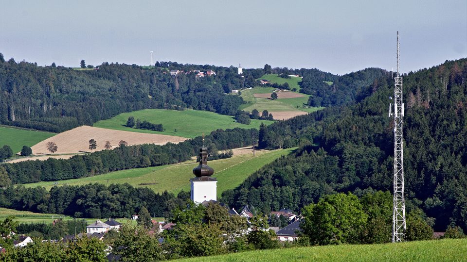 Netradiční pohled na štítecký kostel, v pozadí obec Horní Studénky