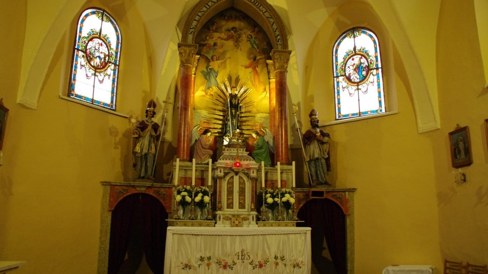 Hlavní oltář kostela se sochou sv. Linharta