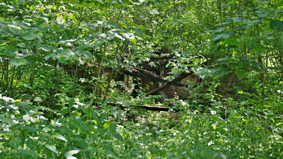 Ruiny někdejší chaty Traťovka.JPG
