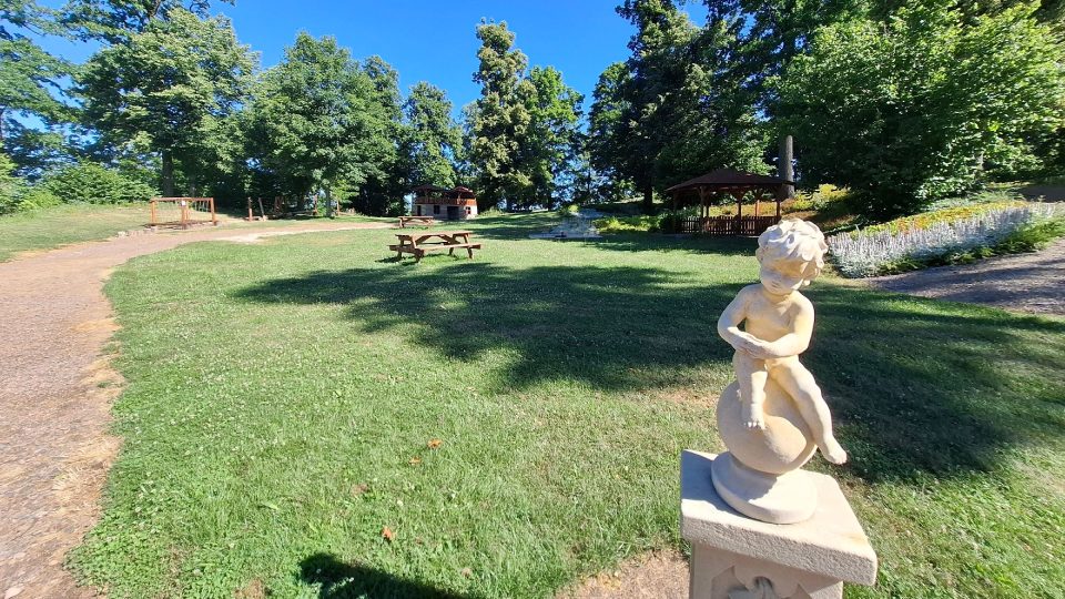 Na vrcholu Zámeckého kopce najdete pozůstatky starého hradu i dětské hřiště