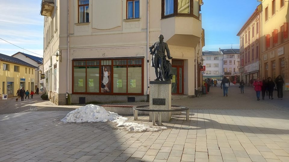 Socha Josefa II. stojí na šumperské promenádě