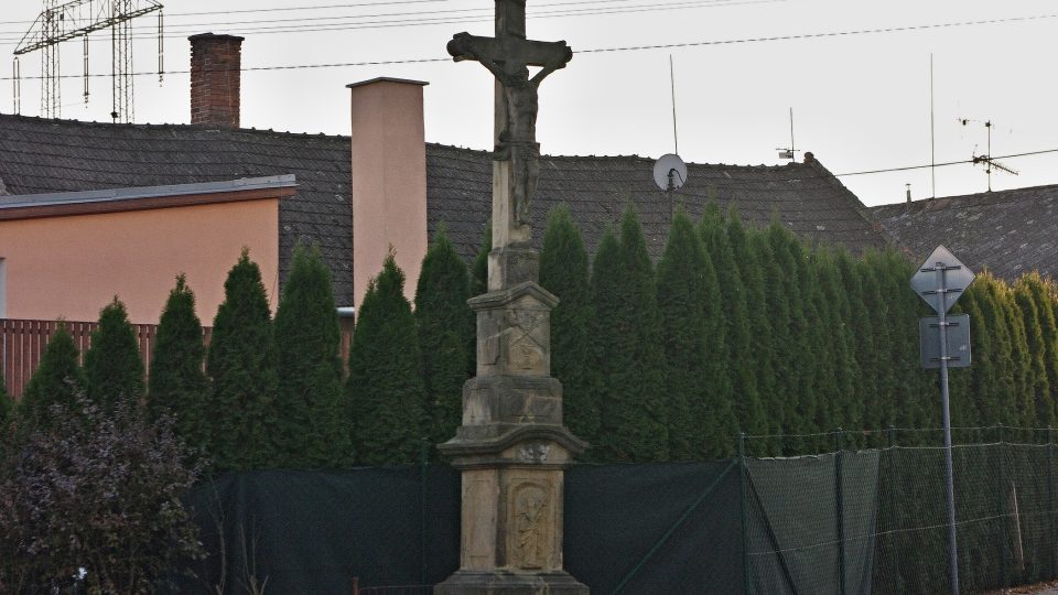 Další z křížů najdeme v centru obce naproti obchodu