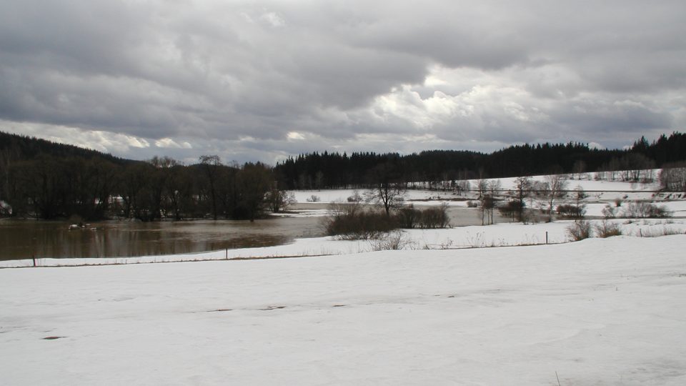 Řeka Bystřice se pod obcí často rozlévá do okolních luk a polí