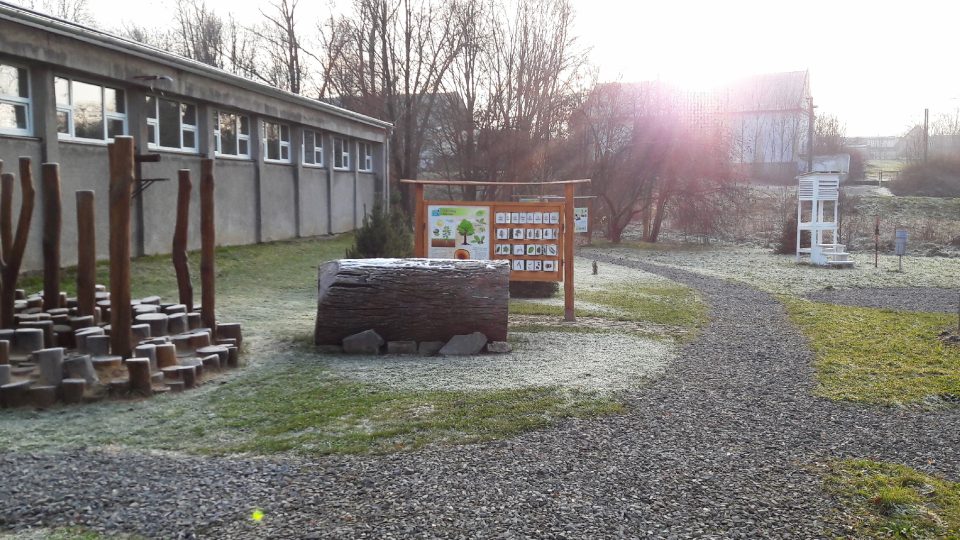 Pohled na jednu naučnou část školní zahrady