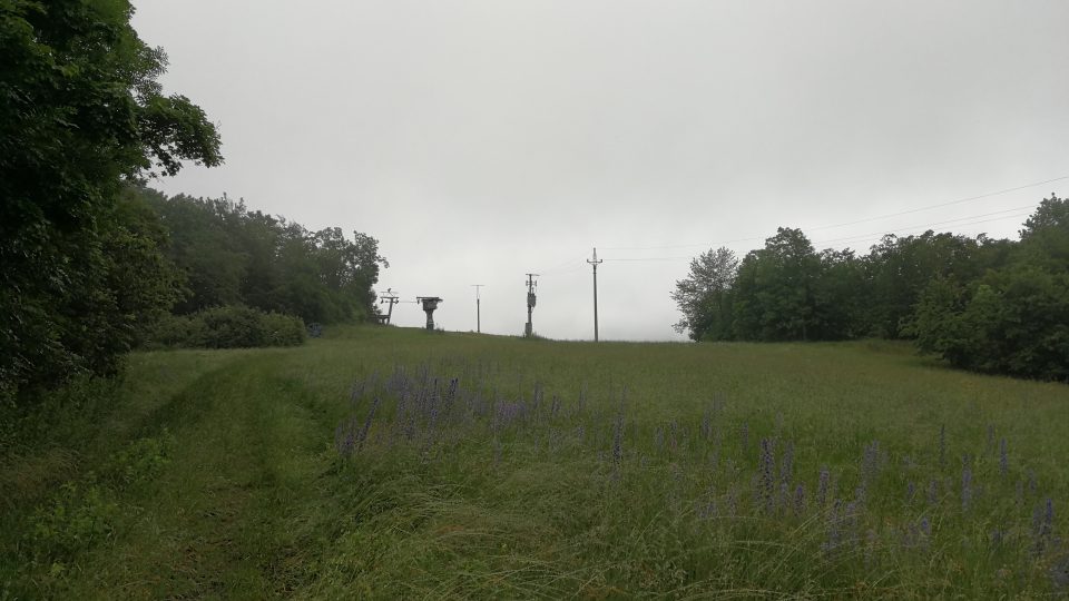 Vrchol je přístupný po cestě ze silnice vedoucí z Kladek do Ošíkova
