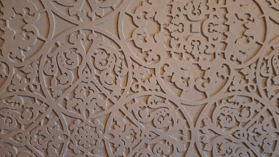 Detail štukové výzdoby na Červené Lhotě