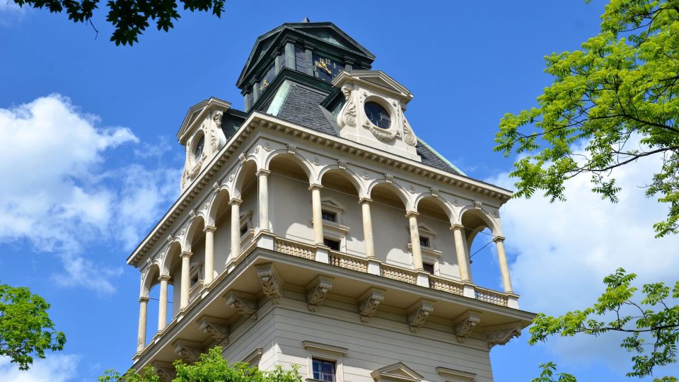 Ochoz na krakorcích, vikýře a hodiny na zvonici