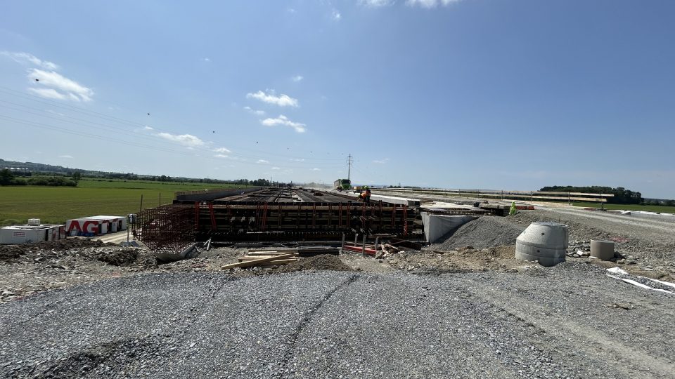 Na posledním chybějícím úseku dálnice D1 začali se zkušebním betonováním