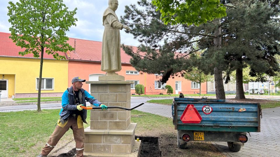 Úpravy u nové sochy někdejšího olomouckého arcibiskupa Antonína Cyrila Stojana, nejslavnějšího beňovského rodáka