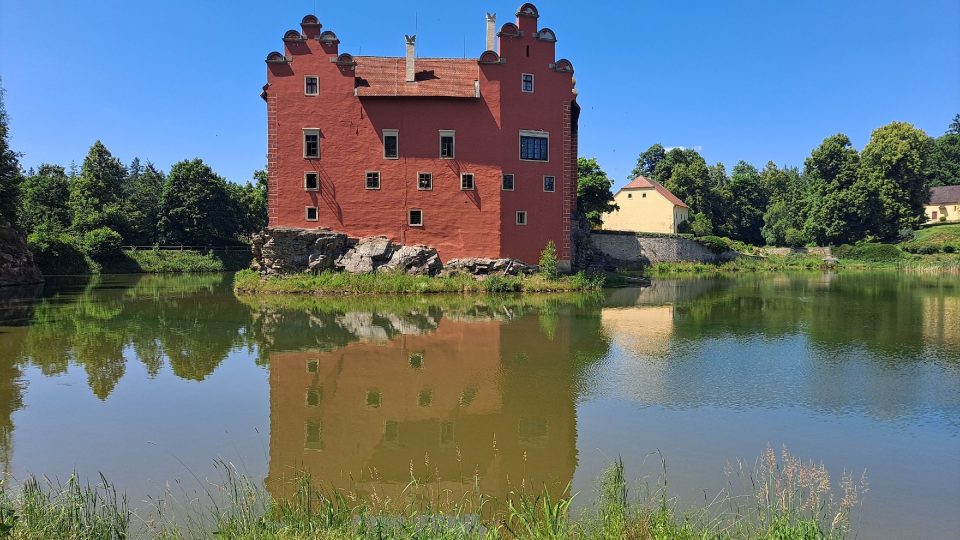 Jeden z nejfotogeničtějších českých zámků stojí na ostrově uprostřed rybníka v údolí Dírenského potoka