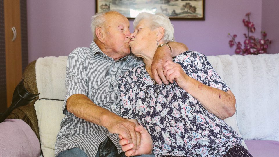 Stanislav a Miluše Strašilovi si lásku projevují dodnes | foto: Jana Volková Stanislav a Miluše Strašilovi si lásku projevují dodnes