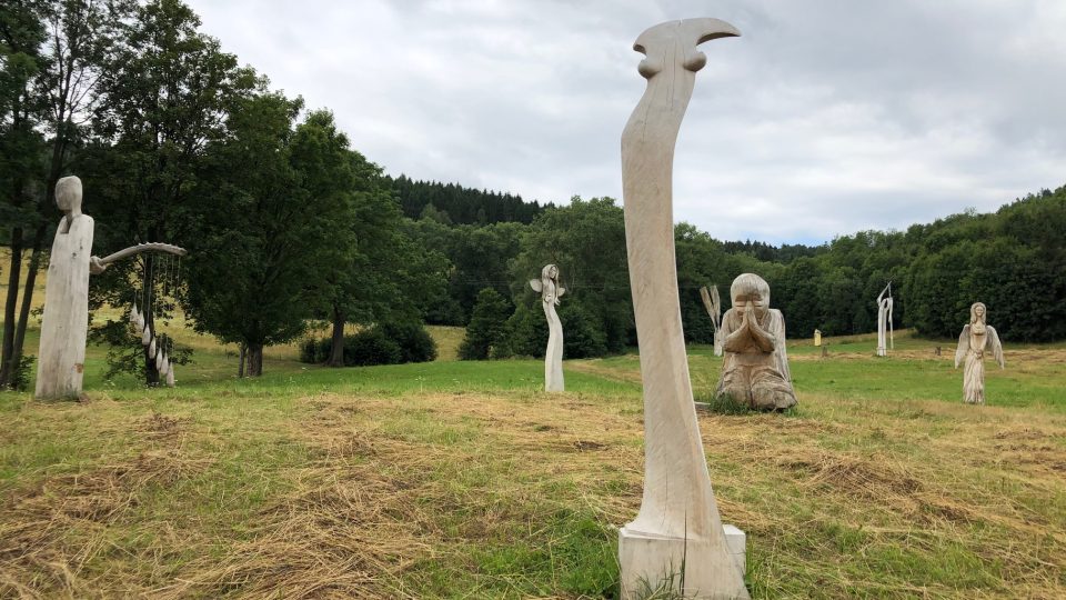 Dřevěné sochy andělů na řezbářském sympóziu v Rejcharticích