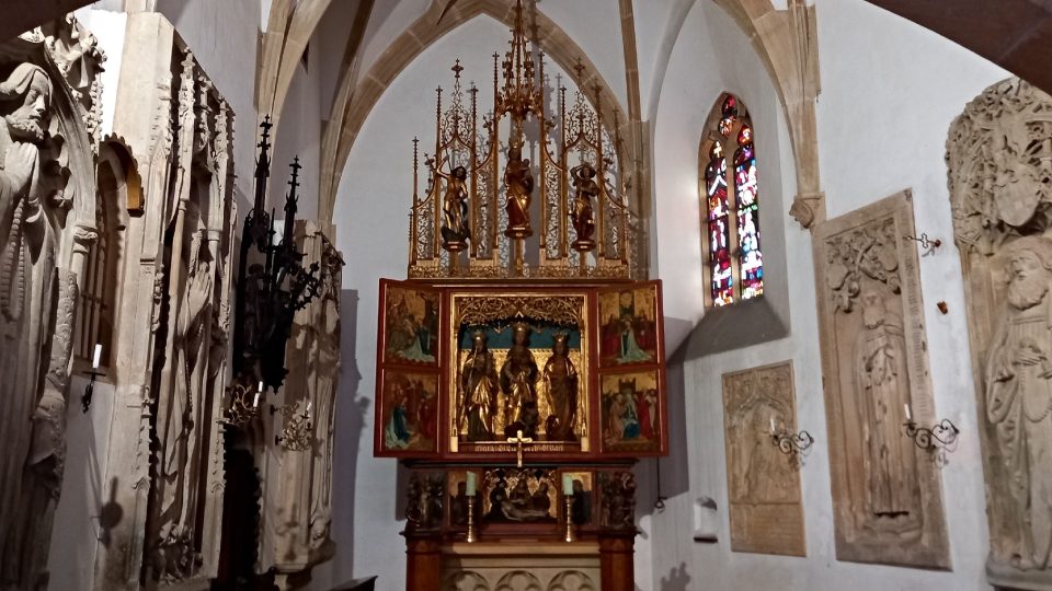 Novogotická hradní kaple se středověkým oltářem a náhrobními kameny