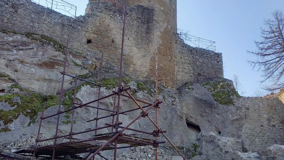 Hrad Cimburk opravuje Spolek Polypeje od roku 1994