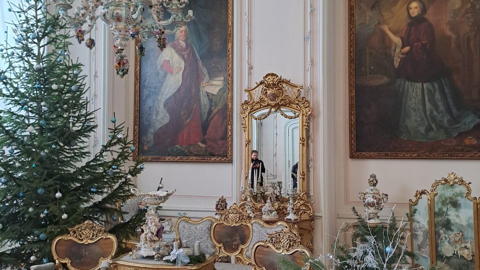 Zlatý salonek se dvěma obrazy, které koupil František Ottahal