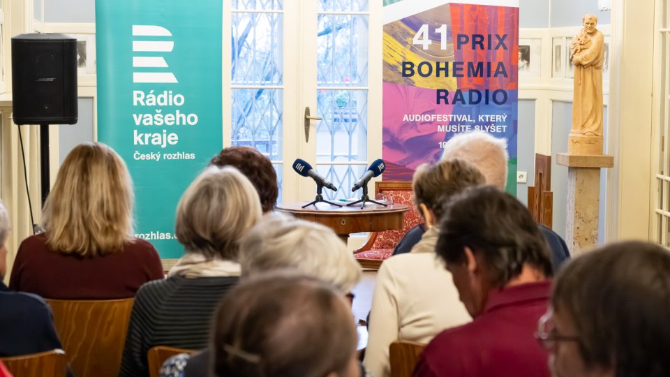 Čtení s Taťjanou Medveckou v unikátní secesní budově názvem Vila Primavesi. Ptá se režisér Michal Bureš | foto: Khalil Baalbaki, Český rozhlas Čtení s Taťjanou Medveckou v unikátní secesní budově názvem Vila Primavesi. Ptá se režisér Michal Bureš