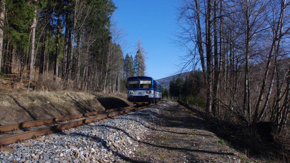 Vlak šplhá do sedla Na Pomezí