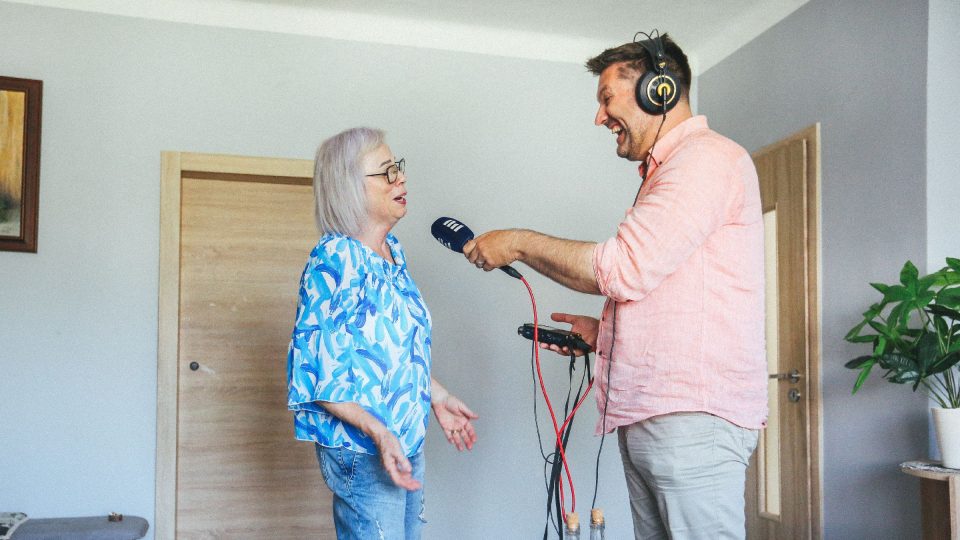 Věra Zapletalová a moderátor Patrik Rozehnal