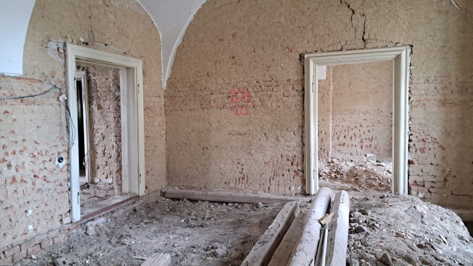 Chátrající barokní fara ve Vrchoslavicích na Prostějovsku prochází rekonstrukcí