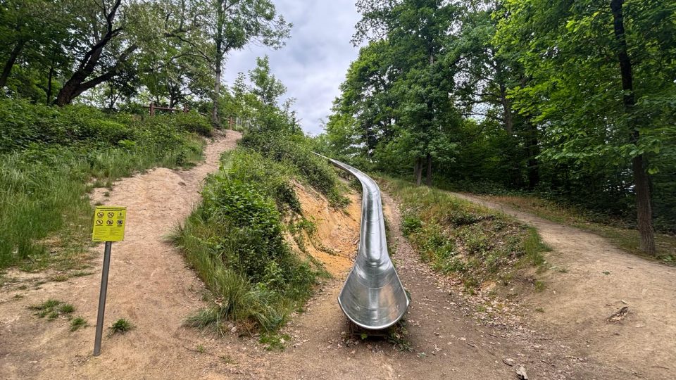 V lesoparku narazíte i na dlouhý nerezový tobogán | foto: Pavel Halla, Český rozhlas V lesoparku narazíte i na dlouhý nerezový tobogán