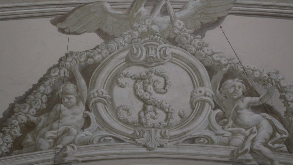 Malovaná kartuše s iniciálou Josefa II. v kostelní lodi