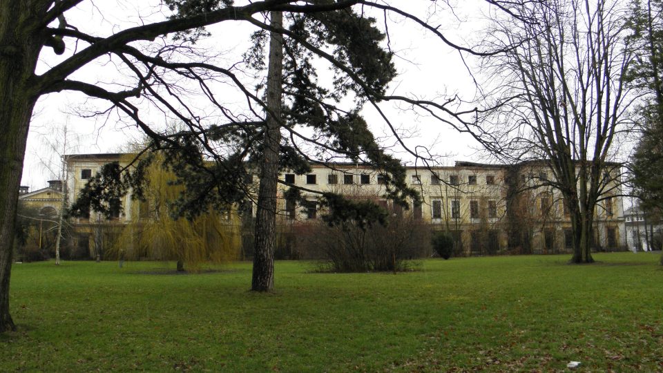 Horní zámek býval sídlem správy panství i vojenským špitálem