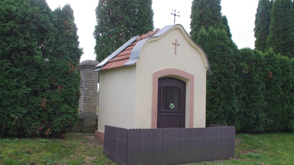 U hřbitova stojí menší kaple.JPG