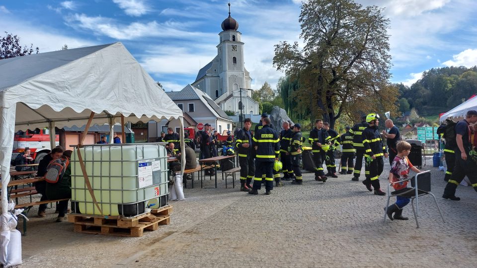 Prostor před základní školou v Písečné slouží jako polní jídelna pro ty, kteří pomáhají s odstraňováním škod po povodních