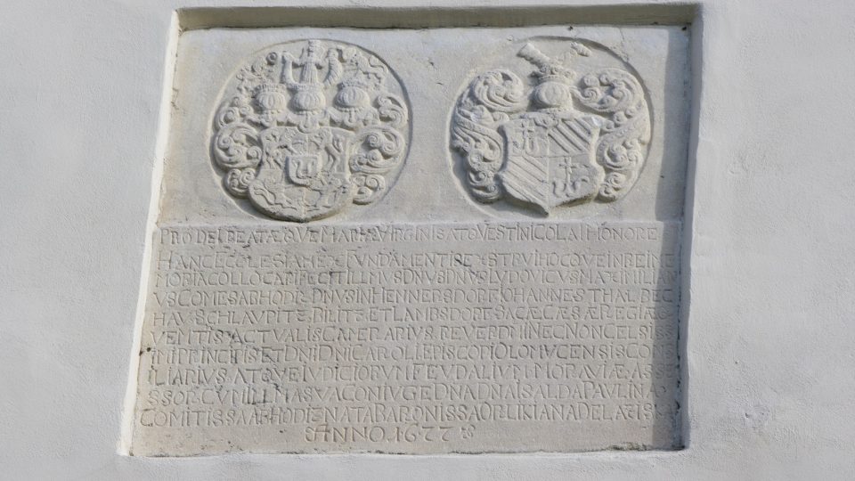 Pamětní deska stavitelů kostela v Jindřichově Jana z Hodic a jeho ženy Pavlíny